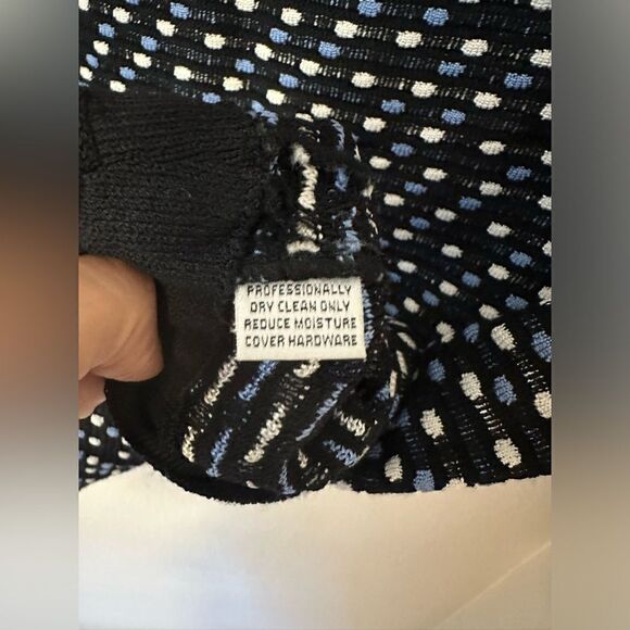 St. John Sleeveless Knit Mock Neck Blouse Sz M - Picture 6 of 6